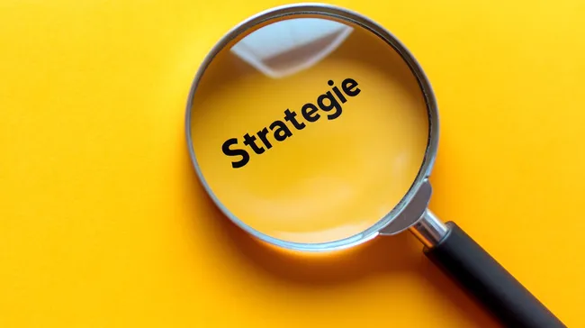 Lupe fokussiert auf das Wort Strategie