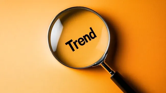 Lupe fokussiert auf das Wort 'Trend' in Orange