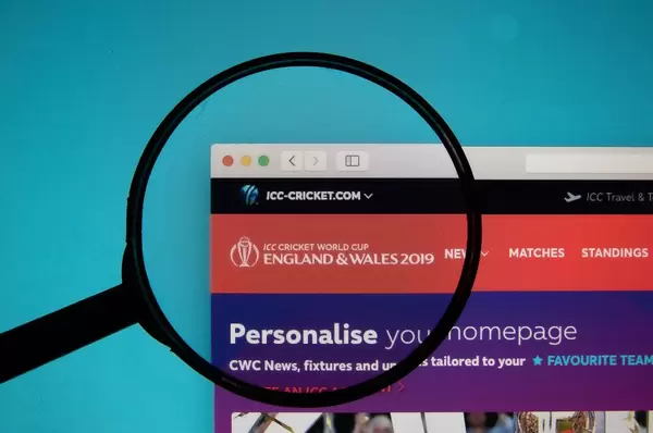 Lupe über dem Logo der Internetseite der ICC Cricket Weltmeisterschaft