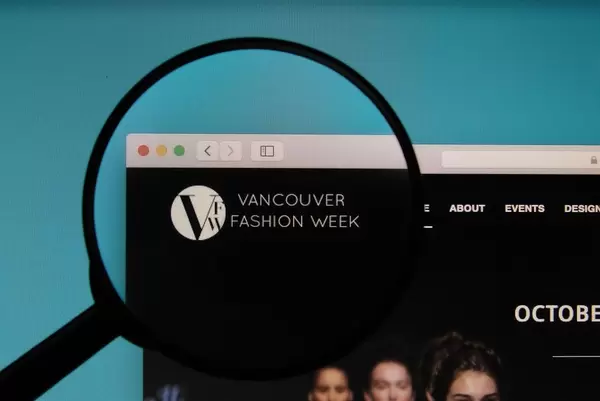 Lupe über dem Logo der Internetseite der Vancouver Fashion Week