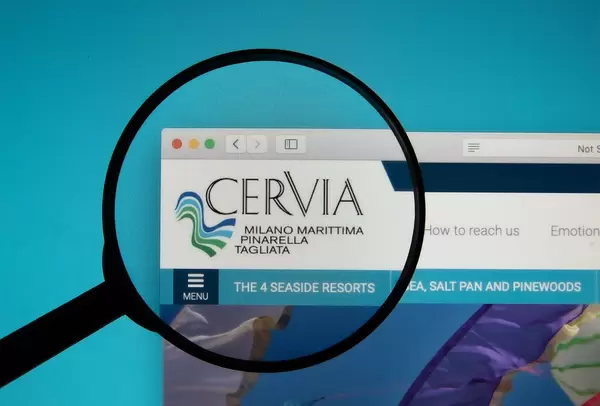 Lupe über dem Logo der Internetseite des internationalen Kite Festivals Cervia