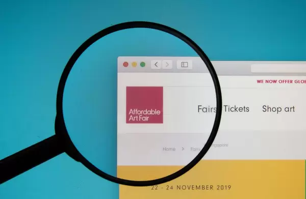 Lupe über dem Logo der Internetseite von Affordable Art Fair