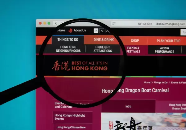 Lupe über dem Logo der Internetseite von Discover Hong Kong