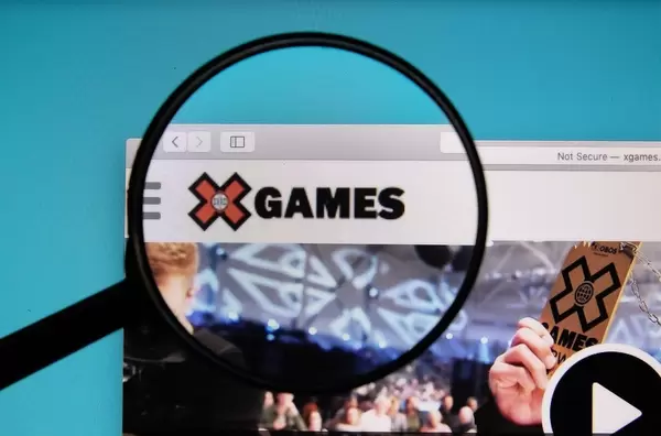 Lupe über dem Logo und Schriftzug der Internetseite X Games