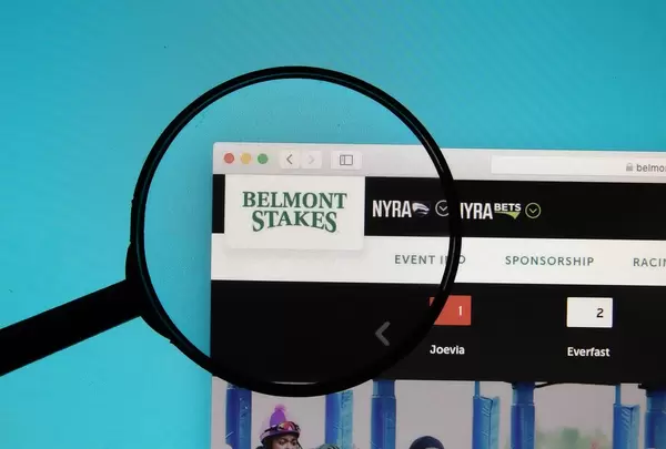 Lupe über dem Logo und Schriftzug von Belmont Stakes