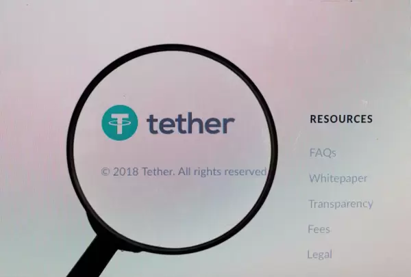 Lupe über dem Tether-Logo