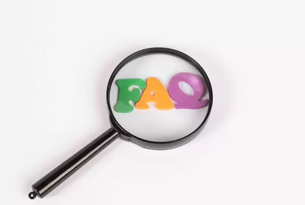 Lupe über den Buchstaben und der Abkürzung FAQ