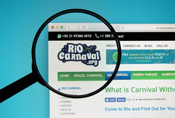 Lupe über Logo der Homepage des Karnevals in Rio, dem größten Karnevalsumzugs in Brasilien