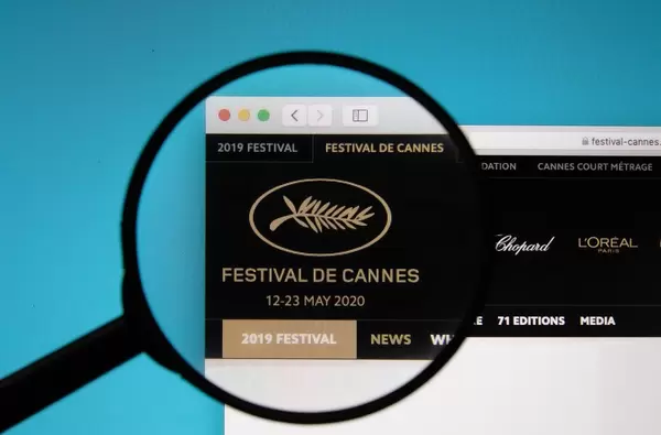 Lupe über Logo des Festival de Cannes in Frankreich auf Computerbildschrim