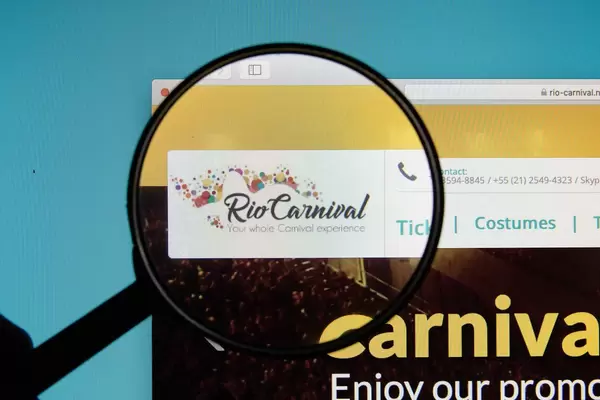 Lupe zeigt Logo von Rio Carnival, einer Website zum Karneval in Rio de Janeiro, Brasilien