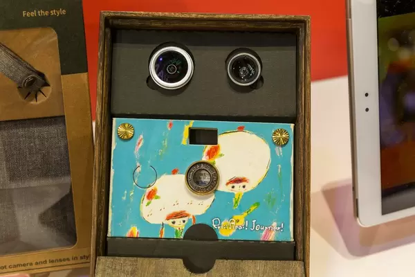 Lustige Fotografie mit der Paper Shoot Camera, austauschbaren Hüllen in minimalistischem Design