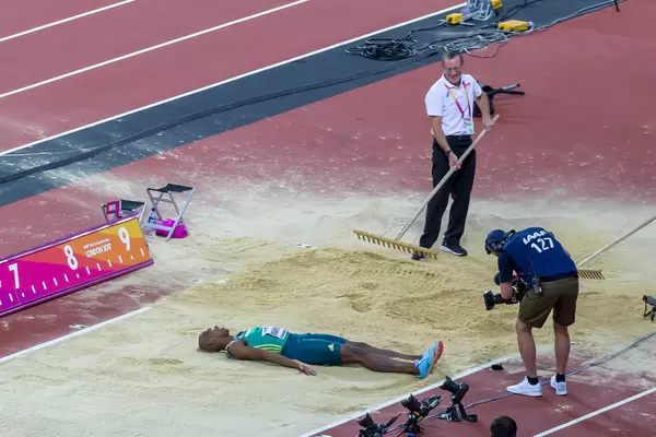 Luvo MANYONGA nach seinem Sieg im Weitsprung in London 2017