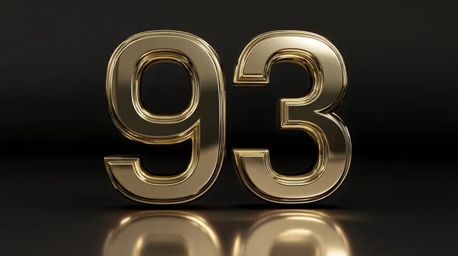 Luxuriöse 3D-Zahl 93 in Gold vor dunklem Hintergrund