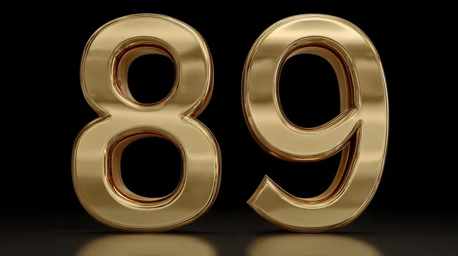 Luxuriöse goldene Zahlen 89 auf schwarzem Hintergrund