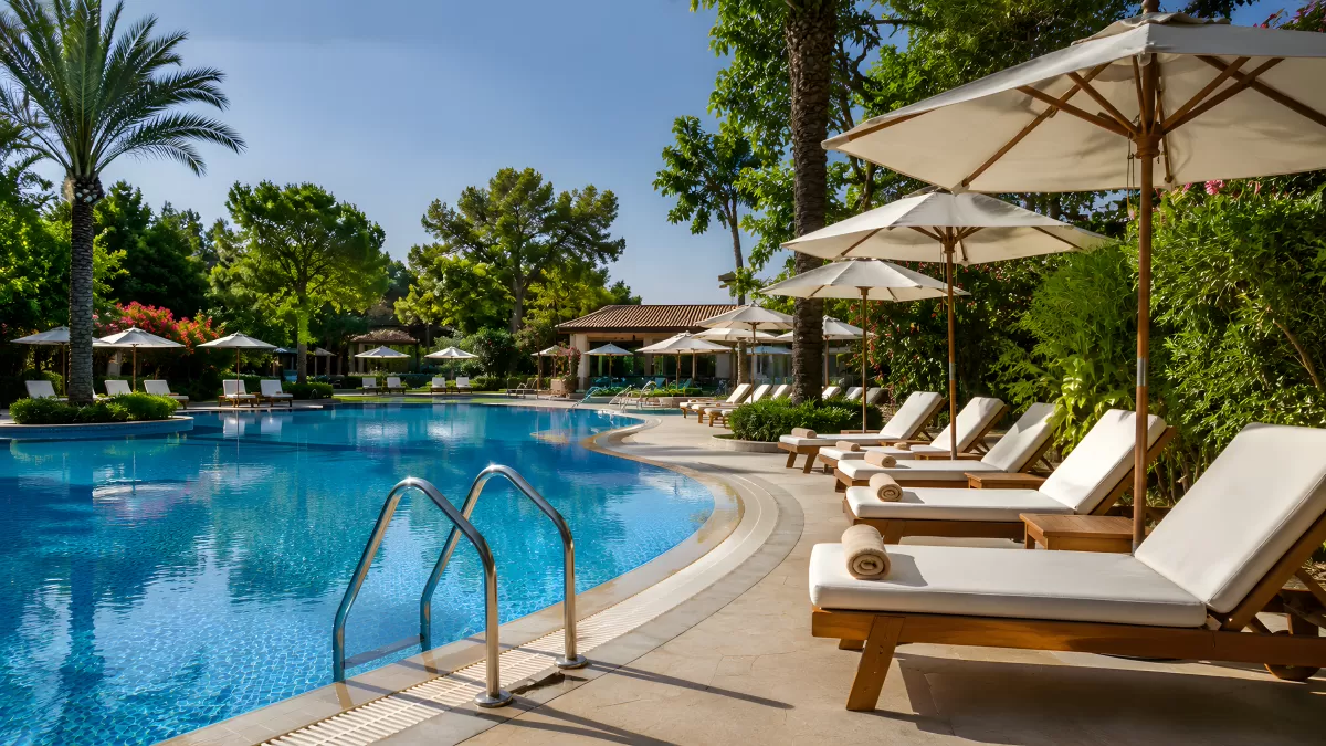 Luxuriöser Hotelpool mit Liegestühlen im Sommer