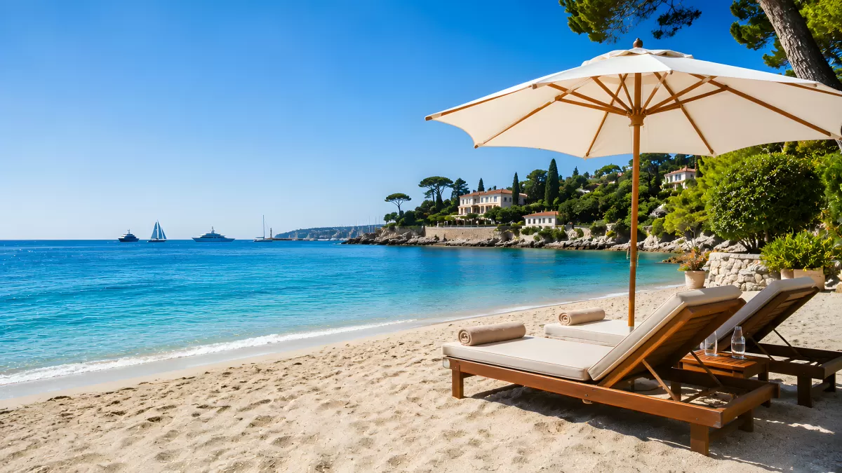 Luxuriöser Strand mit Liegestühlen an der Côte d'Azur