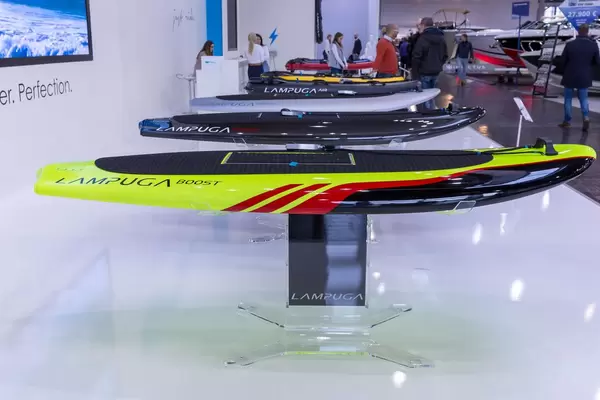 Luxuriöse mit Akku betriebene Surfbretter für das Surfgefühl auf Gewässern ohne Wellen