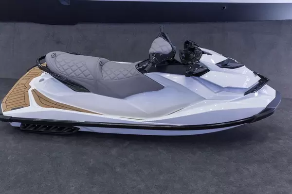Luxuriöser, weißer Jetski mit grauen Ledersitzen vor grauem Hintergrund