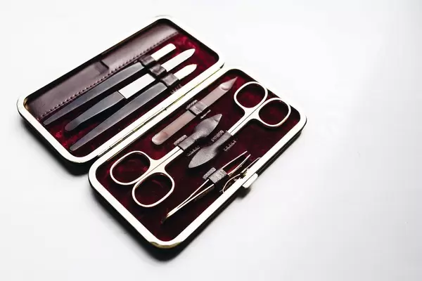 Luxuriöses Maniküre-Set vor weißem Hintergrund