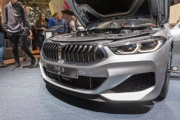 Luxus-GT: BMW M850i xDrive Coupé, front view with open hood