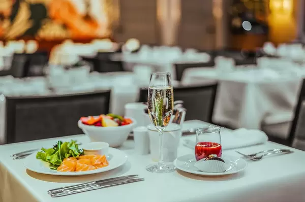 Luxus pur: Lachs und Champagner zum Frühstück