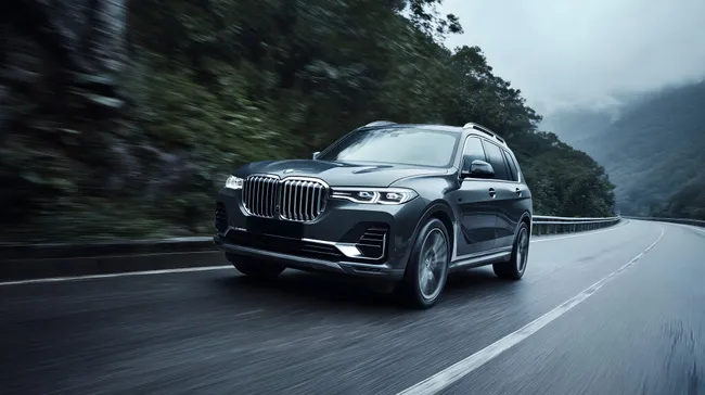 Luxus-SUV auf kurvenreicher Waldstraße