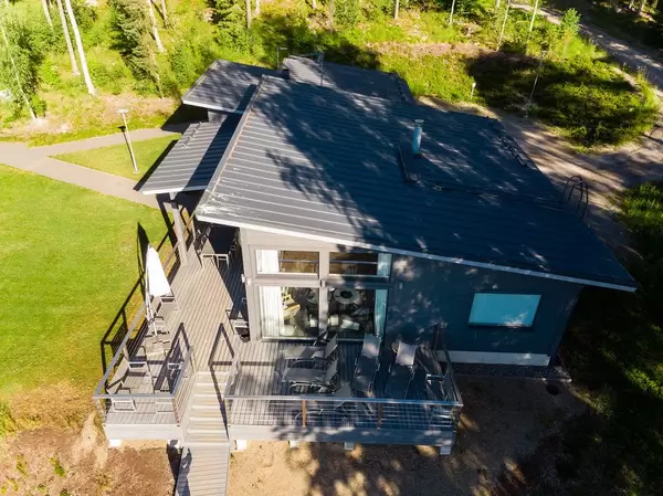 Luxusgästehaus uns Seehaus Villa Jolla mit großer Holzterrasse im Nationalpark Päijänne, direkt am See gelegen