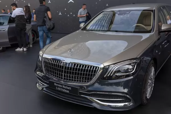 Luxuslimousine Mercedes-Maybach S650 Pullman, mit elektrisch absenkbarer Trennwand zum Chauffeur
