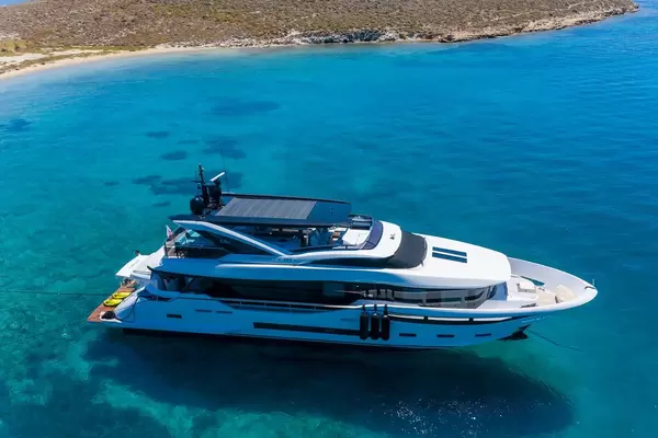 Luxusschiff und Dreamliner Yacht, alleine im klaren Meer in einer Bucht nahe Naoussa auf Paros, Griechenland