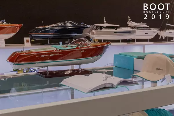 Luxusyachten als Miniaturboote, neben dem Bildtitel "Boot Düsseldorf 2019"