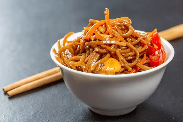 Macro shot of japanese soba with vegetables in sweet and sour sauce