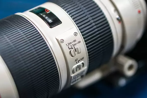 Macroaufnahme eines 70-200mm Linsenschalters