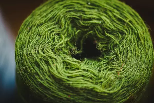 Macrobild eines grünen Garnknäuels