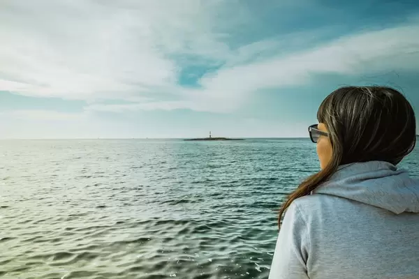 Mädchen betrachtet das Meer