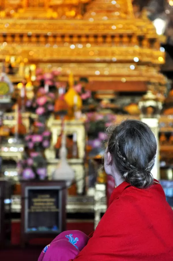 Mädchen bewundert den Innenraum des Buddha-Tempels Wat Po