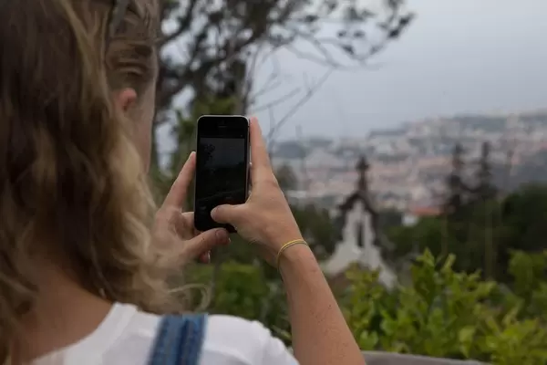 Mädchen fotografieren mit ihrem Handy, Madeira