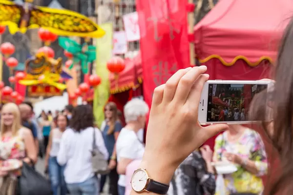 Mädchen fotografiert das Treiben beim Chinafest, Köln