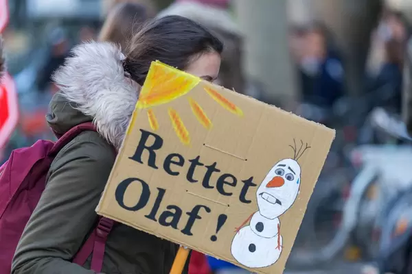 Mädchen hat ein Rettet Olaf Demo Schild in der Hand