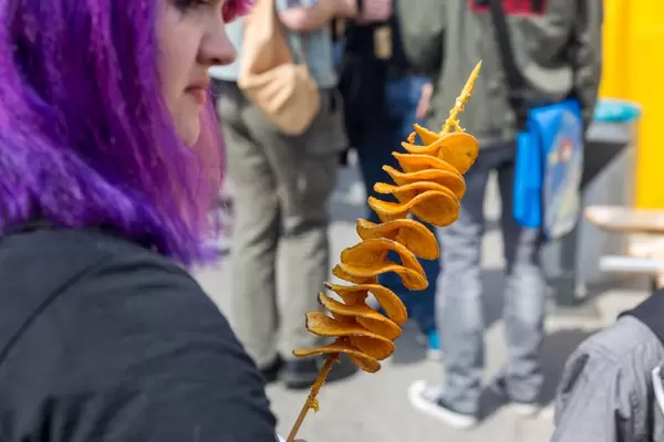 Mädchen isst eine Kartoffelspirale