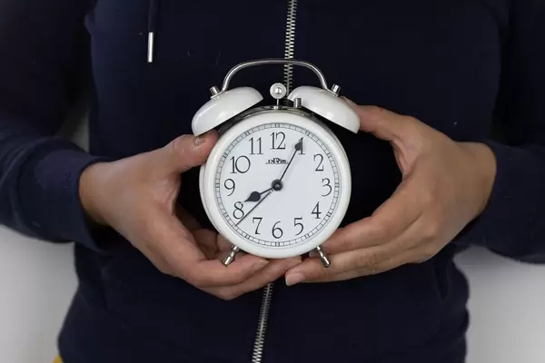 Mädchen mit einem Wecker