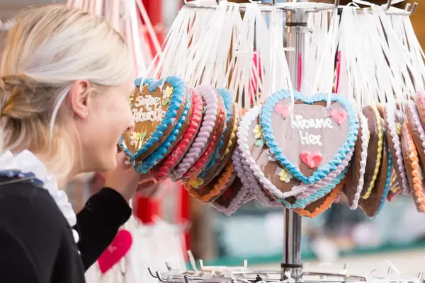 Mädchen schaut sich Lebkuchenherzen an - Oktoberfest 2017