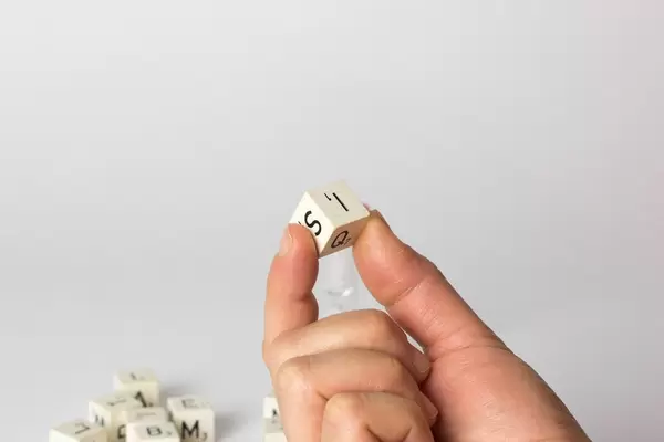 Mädchen spielt Scrabble