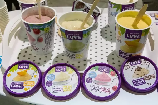 Made with Luve Veganer Joghurt verschiedene Sorten Mango, Kirsche, Stracciatella und Kokos-Ananas