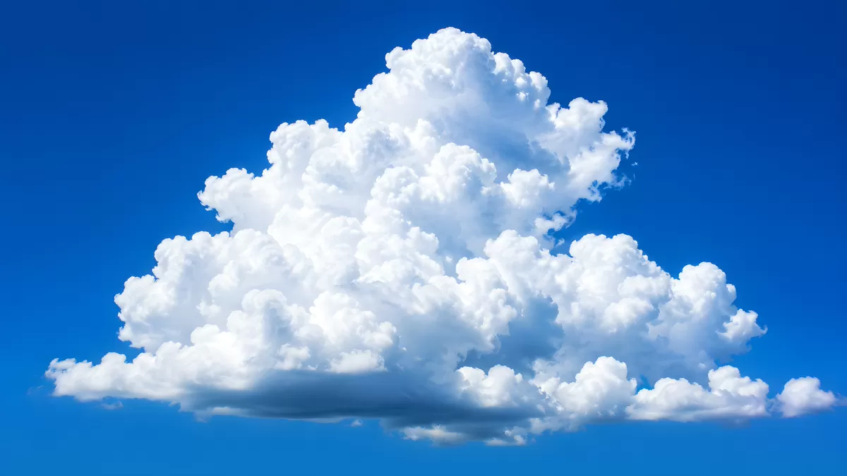 Mächtige Cumuluswolke vor strahlend blauem Himmel
