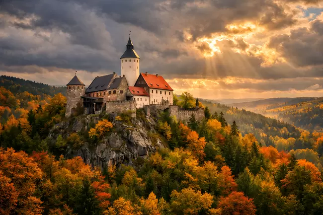 Märchenschloss auf Felsen in Herbstlandschaft
