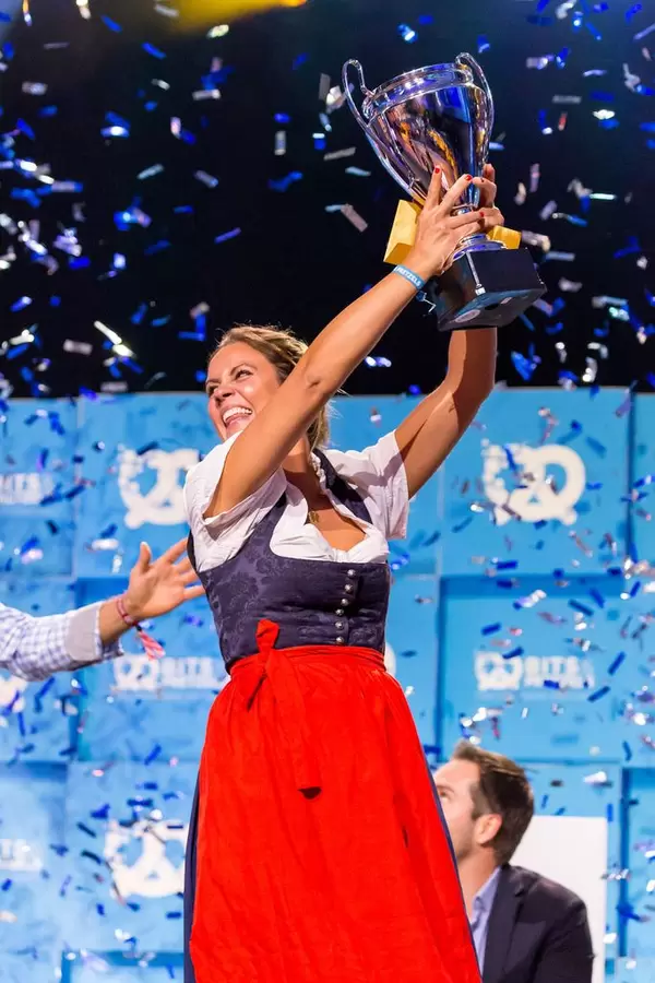 Magdalena Oehl mit Pokal