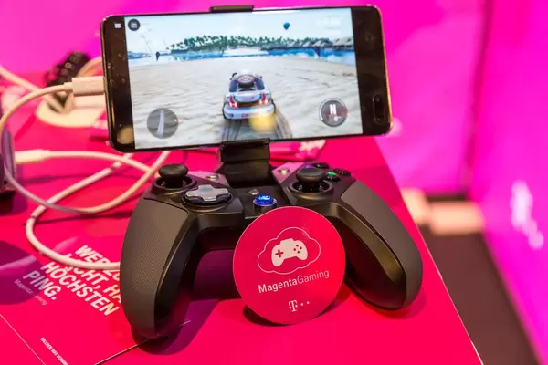 Magenta Gaming - Controller mit Smartphone verbunden für ein gutes Spielerlebnis