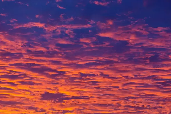 Magischer Himmel - Orange, blau, lila und pink begleiten den Sonnenuntergang
