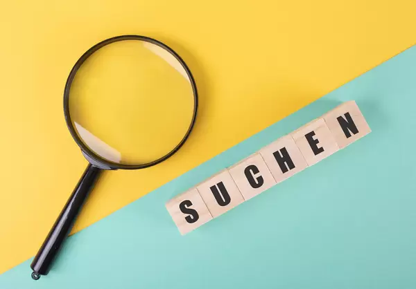 Magnifier and wooden blocks with Suchen text