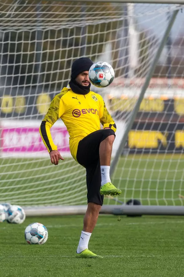 Mahmoud Dahoud am Ball hochhalten vor einem Tor